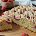 Ciasto ucierane z białą czekoladą i truskawkami.