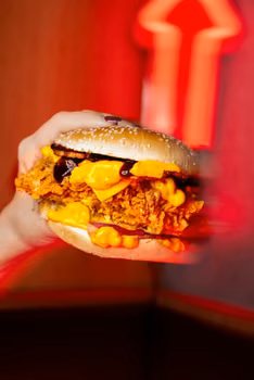 Hey, ho, let’s go! KFC. "Rozgrzewające Sery wracają do KFC!