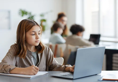 Technologiczna rewolucja w szkołach! MEN wprowadza nowy obowiązek od 2026 roku