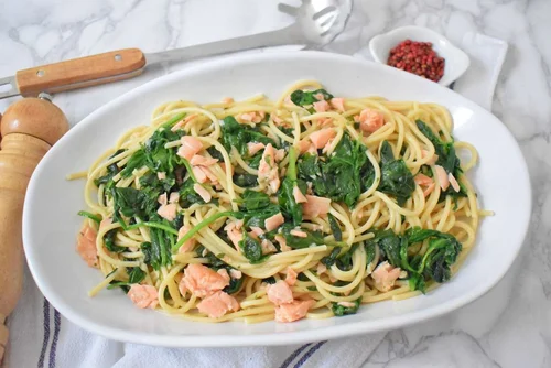 Spaghetti ze szpinakiem i wędzonym łososiem w sosie z białym winem
