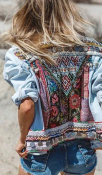 Kurtka w etniczne wzory
