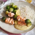 Szaszłyk z łososia z brukselką