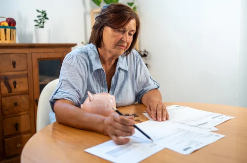 Emerytura niższa nawet o 900 zł! ZUS może zmniejszyć świadczenie - nowe zasady od grudnia 2025