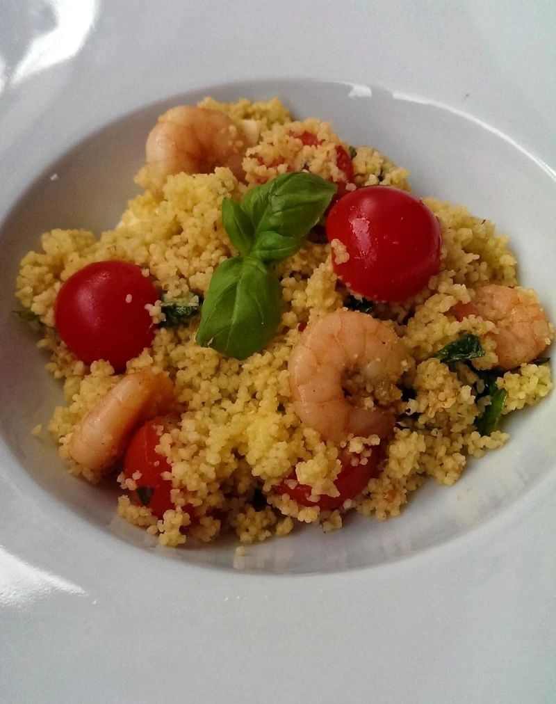 W 10 minut! Sałatka z kuskusu krewetek i pesto