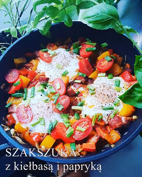 Jajka z kiełbasą i papryką. Szakszuka z kiełbasą i papryką ( shakshouka)
