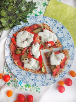 Zdrowa pizza z patelni na twarogowym spodzie