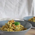 Makaron z sosem brokułowym i gotowanym kurczakiem