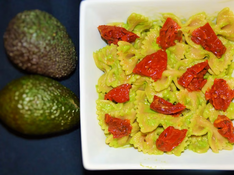 Farfalle z guacamole i suszonymi pomidorami