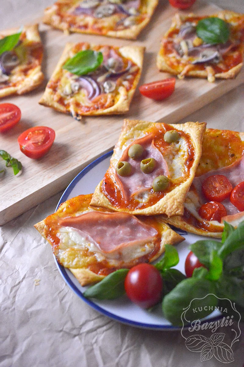 Mini pizze z ciasta francuskiego z szynką