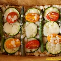 FIT pizza na spodzie z kalafiora z cukinią i szparagami - 297 kcal