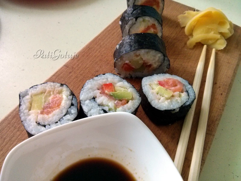 Sushi futomaki z wędzonym łososiem, warzywami i serkiem śmietankowym