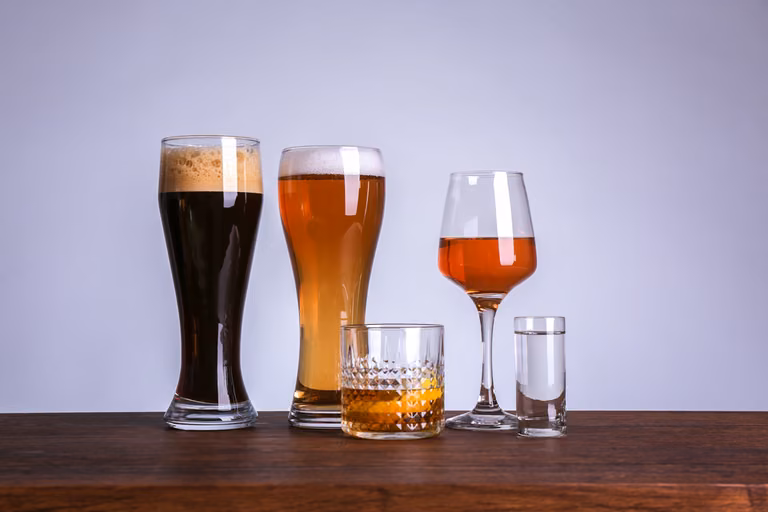 Ile kalorii mają popularne alkohole? Sprawdź!