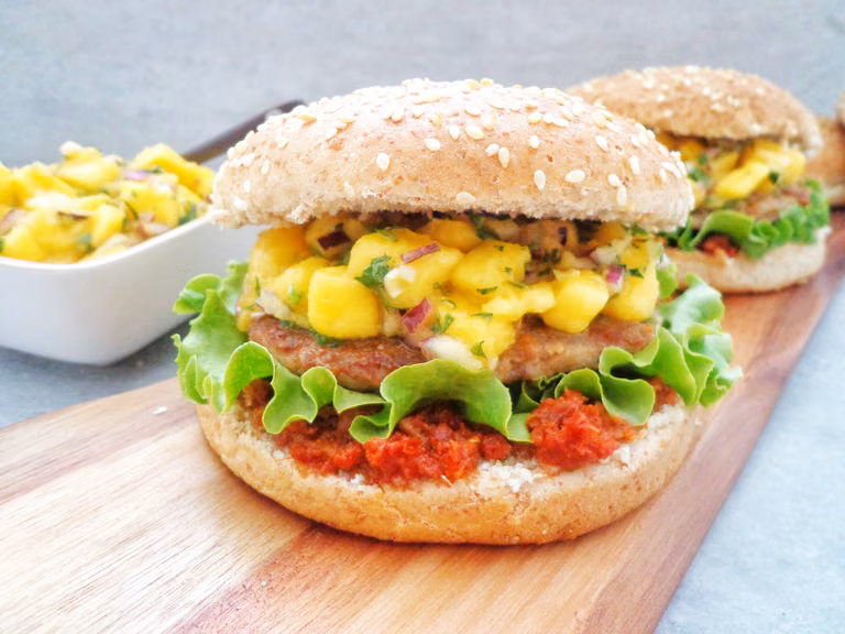 Hamburger wołowo-wieprzowy z salsą mango