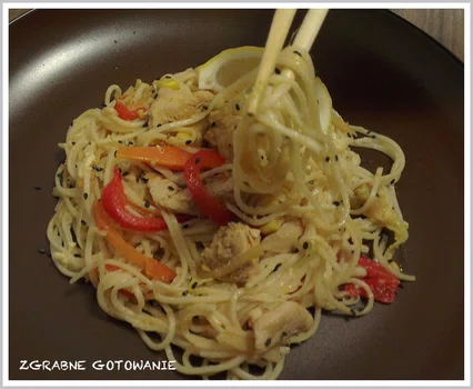 Chiński makaron z kurczakiem i warzywami