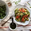 makaron z pesto z rucoli i orzechów i migdałów z  kabanosem, pomidorem i cukinią