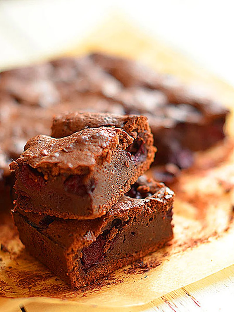 Brownie z wiśniami i delikatnym akcentem chilli