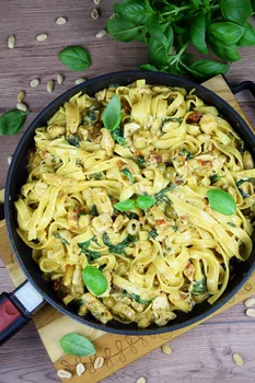 Makaron z kurczakiem, szpinakiem, suszonymi pomidorami w sosie serowym