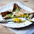 GRYCZANE NALEŚNIKI Z AVOCADO I JAJKIEM