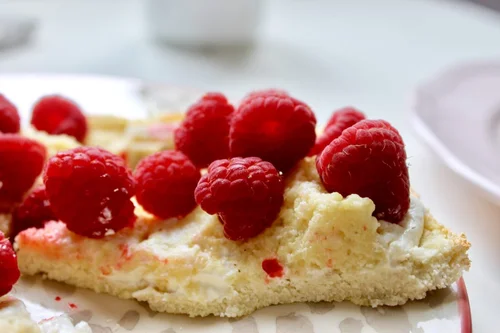 Tarta maślano-kokosowa z budyniem jaglanym i malinami