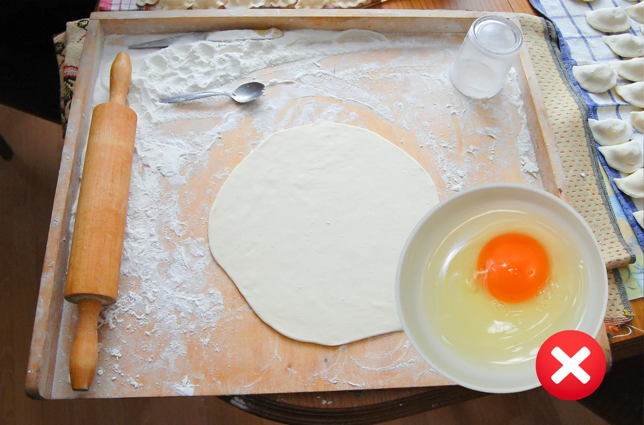 Dlaczego nie dodawać jajka do ciasta na pierogi? Poznaj przepis, który zawsze się udaje!