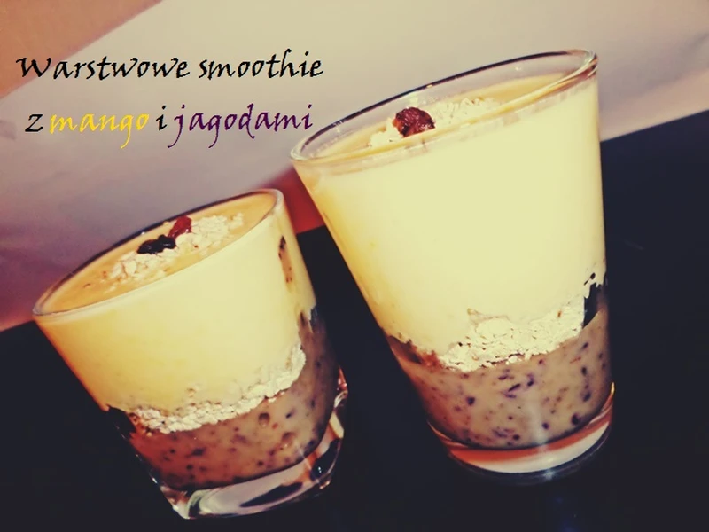 Smoothie z mango i jagodami