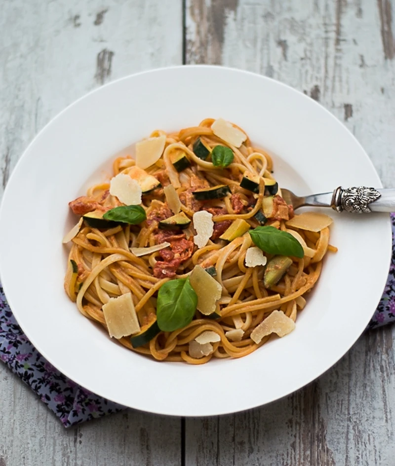 Spaghetti z pomidorami i cukinią