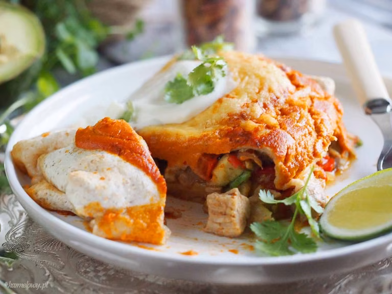 Pikantne enchilady z kurczakiem i awokado
