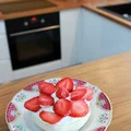 Torciki bezowe z truskawkami i bitą śmietaną