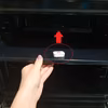 Dlaczego włożyła tabletkę od zmywarki do piekarnika? Super trik!