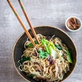 Makaron miso z grzybami shiitake