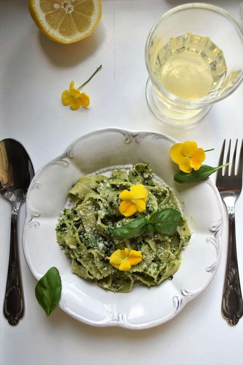 makaron z bazyliowym pesto, czosnkiem i orzechami nerkowca z parmezanem