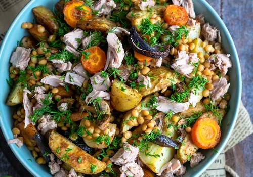 Sałatka z pieczonych warzyw z tuńczykiem i soczewicą