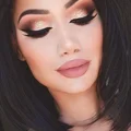 Smokey eye ze złotym cieniem