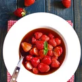 Truskawki z octem balsamicznym podawane na gorąco