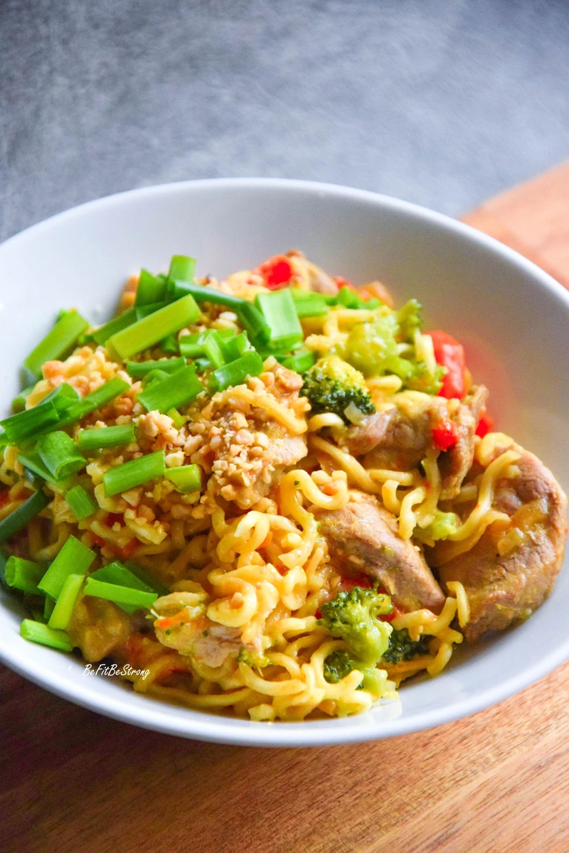 Makaron Mie z wieprzowiną i pastą curry FIT