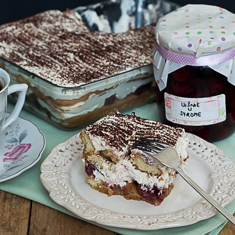 Tiramisu z wiśniami z syropu