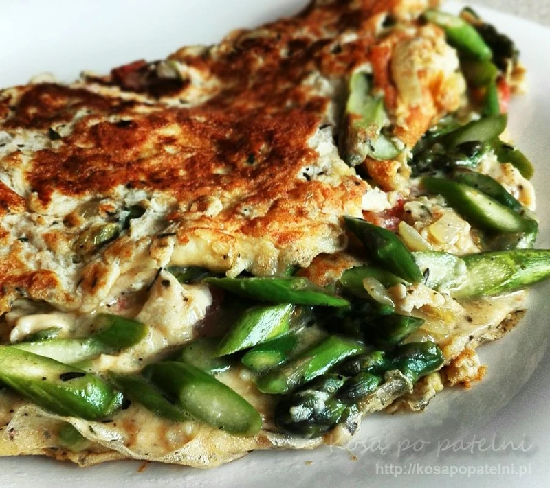 Omlet ze szparagami i pomidorami