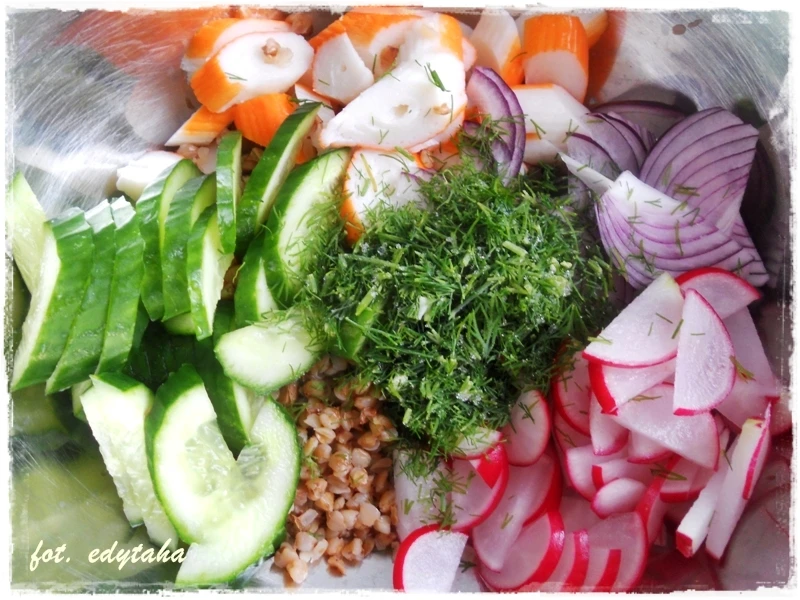 Chrupiąca sałatka z surimi
