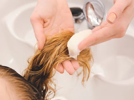 Większość kobiet popełnia ten błąd dbając o włosy. Ty też do nich należysz?