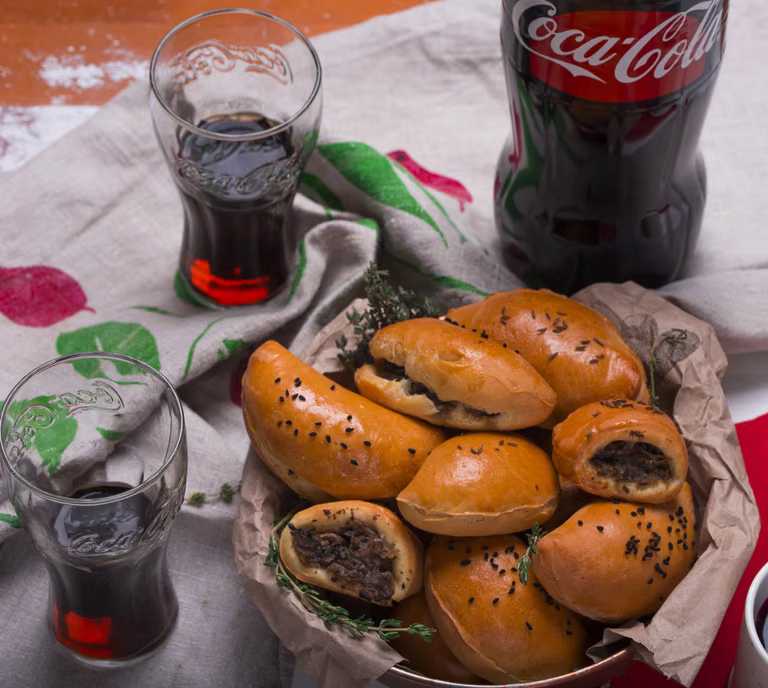 Paszteciki drożdżowe z pieczarkami i kapustą. Przepis krok po kroku.