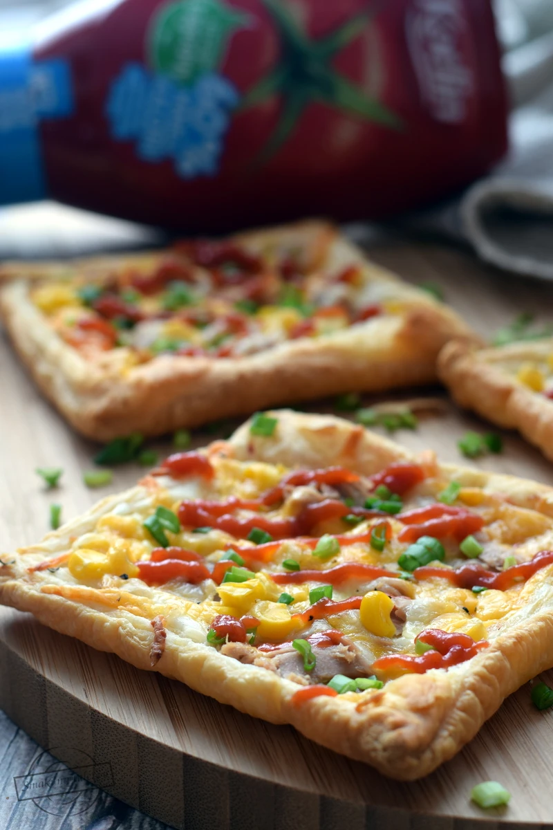 Pizza/zapiekanka z ciasta francuskiego  (z tuńczykiem i kukurydzą)