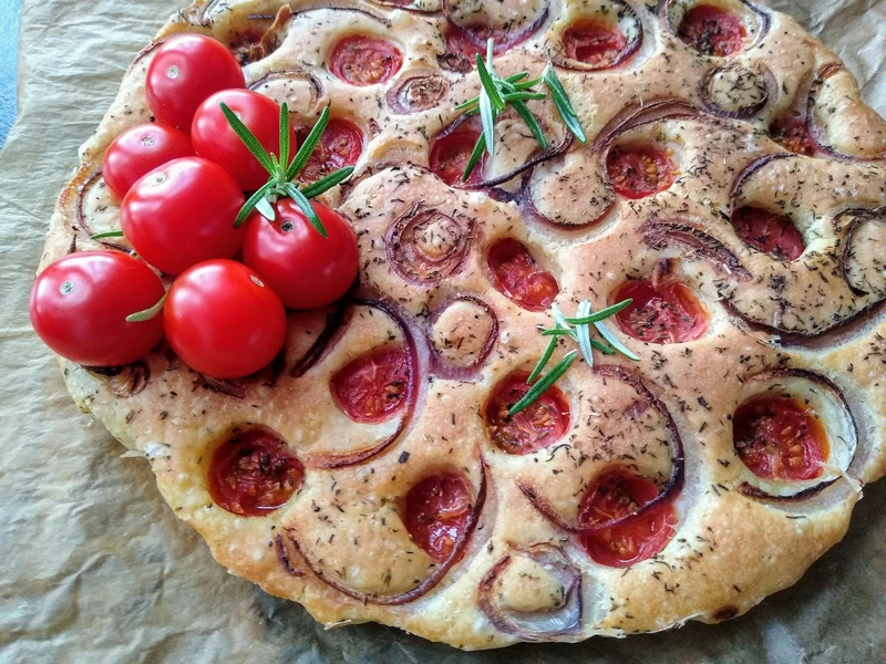 Focaccia z pomidorami koktajlowymi i cebulką czerwoną