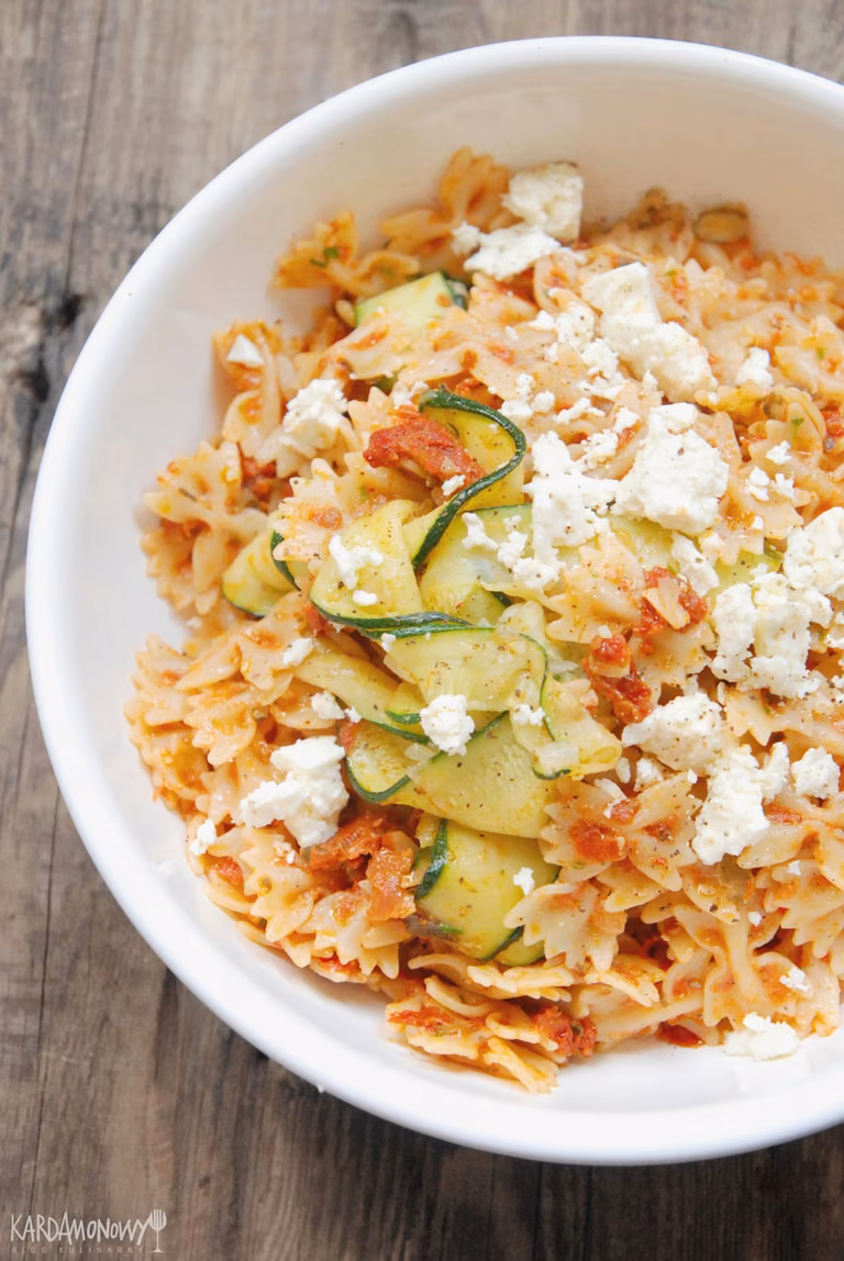 Makaron z cukinią, pesto i fetą – Kardamonowy