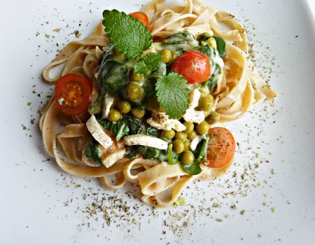 Tagliatelle z sosem szpinakowym