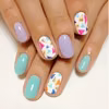 Manicure z wzorkiem w kształcie trójkąta