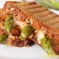 Tosty z łososiem, szparagami i mozzarellą - 324 kcal