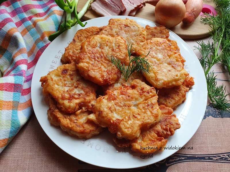 Naleśnikowe cebularze z boczkiem i serem