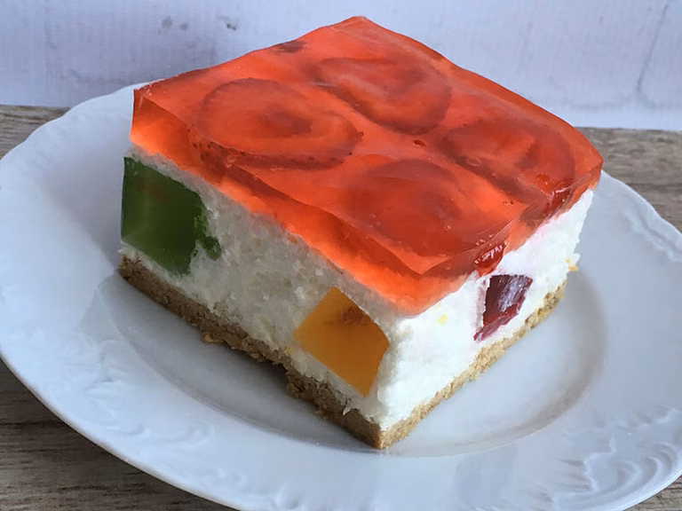 Ciasto jogurtowe bez pieczenia z truskawkami