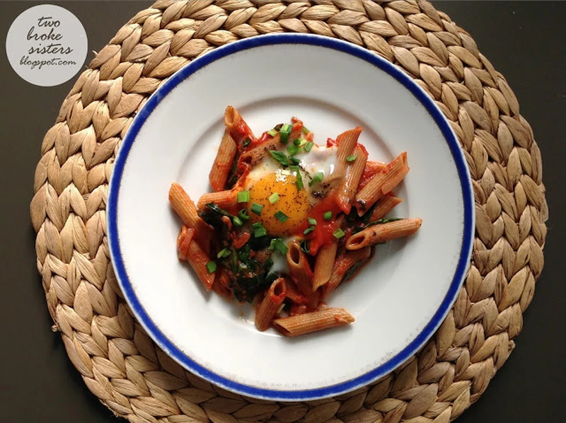 Shakshuka z makaronem i szpinakiem