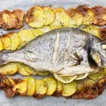 Pieczona dorada na ziemniaczanych czipsach